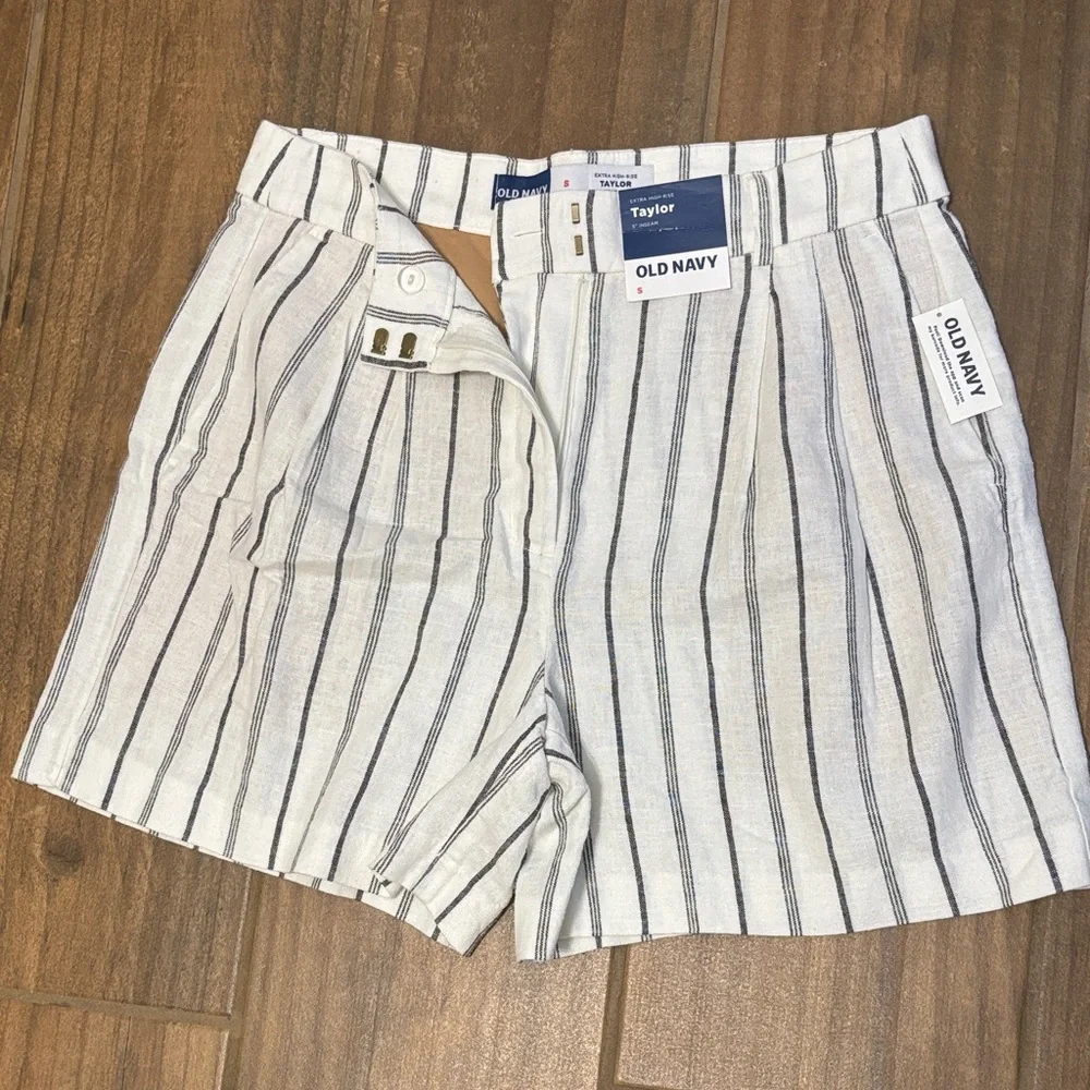 Old Navy Women's white and Black Striped Shorts - Picture 1 of 2